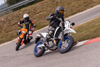 Suzuki DR-Z4SM vs. KTM 390 SMC R im Supermoto-Test 2025 Suzuki DR-Z4SM vs. KTM 390 SMC R im Supermoto-Test 2025
