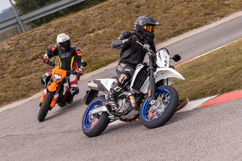 Suzuki DR-Z4SM vs. KTM 390 SMC R im Supermoto-Test 2025 Suzuki DR-Z4SM vs. KTM 390 SMC R im Supermoto-Test 2025