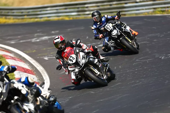 Im Rahmen eines Tests wurden die neuen Wunderlich Fahrwerke auf der Nordschleife erprobt. Ziel war es, die Kombination aus elektronischer Steuerung und mechanischer Anpassung unter realen Bedingungen zu bewerten und ihre Wirkung auf Fahrverhalten und Stabilität zu untersuchen.