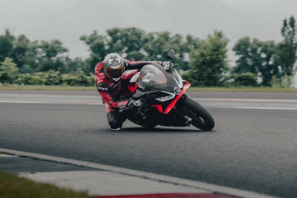 Aprilia RSV4 Factory (2025) – Der 1000PS Testbericht