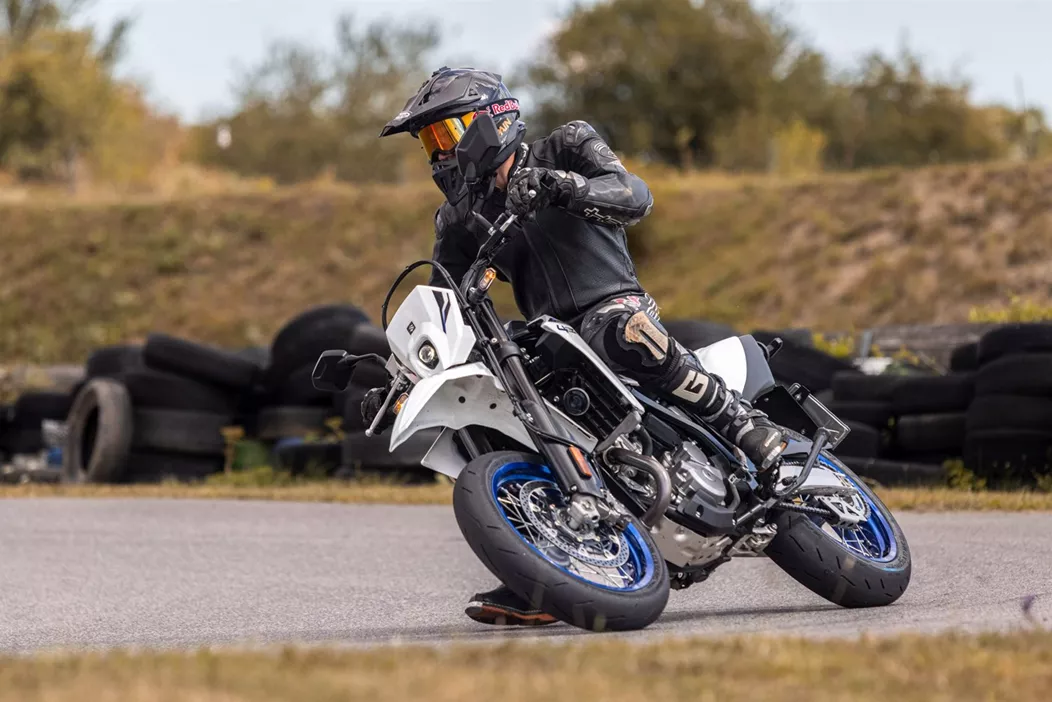 Met de Suzuki DR-Z4SM maakt een langverwachte A2-Supermoto zijn comeback op de Europese markt. Deze legendarische 400 heeft niet alleen een fris design gekregen, maar ook gemoderniseerde technologie met Euro5+, een elektronica-pakket en enkele andere leuke extra's. Ondanks alle updates blijft ze trouw aan haar no-nonsense Supermoto-wortels - alleen de prijs schiet inmiddels omhoog als een wheelie in de eerste versnelling.