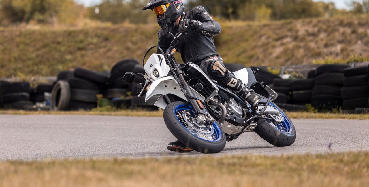 Suzuki DR-Z4SM - Erste Runden auf Asphalt und Track