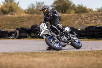 Suzuki DR-Z4SM - Erste Runden auf Asphalt und Track Suzuki DR-Z4SM - Erste Runden auf Asphalt und Track
