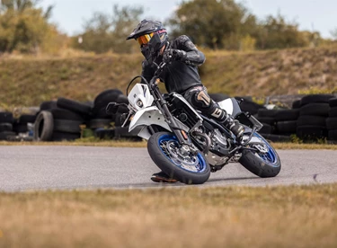 Suzuki DR-Z4SM - Erste Runden auf Asphalt und Track Suzuki DR-Z4SM - Erste Runden auf Asphalt und Track