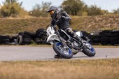 Suzuki DR-Z4SM - Erste Runden auf Asphalt und Track