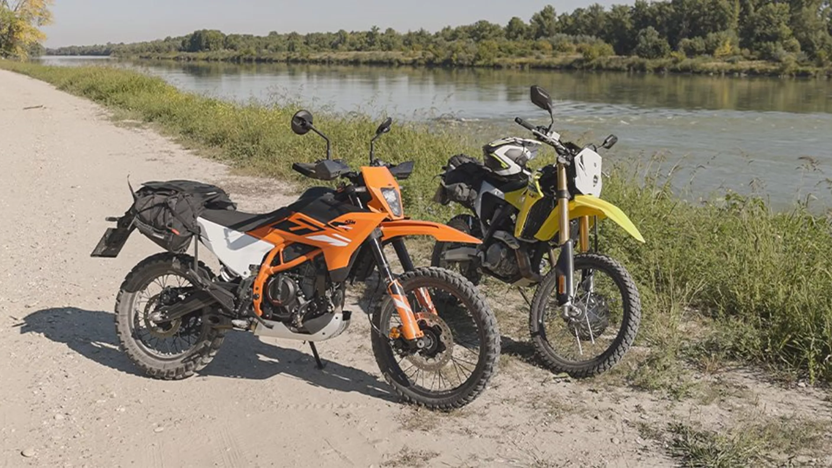 Suzuki DR-Z4S vs. KTM 390 Enduro R 2025 - A2-Enduro Vergleich Suzuki DR-Z4S vs. KTM 390 Enduro R 2025 - A2-Enduro Vergleich