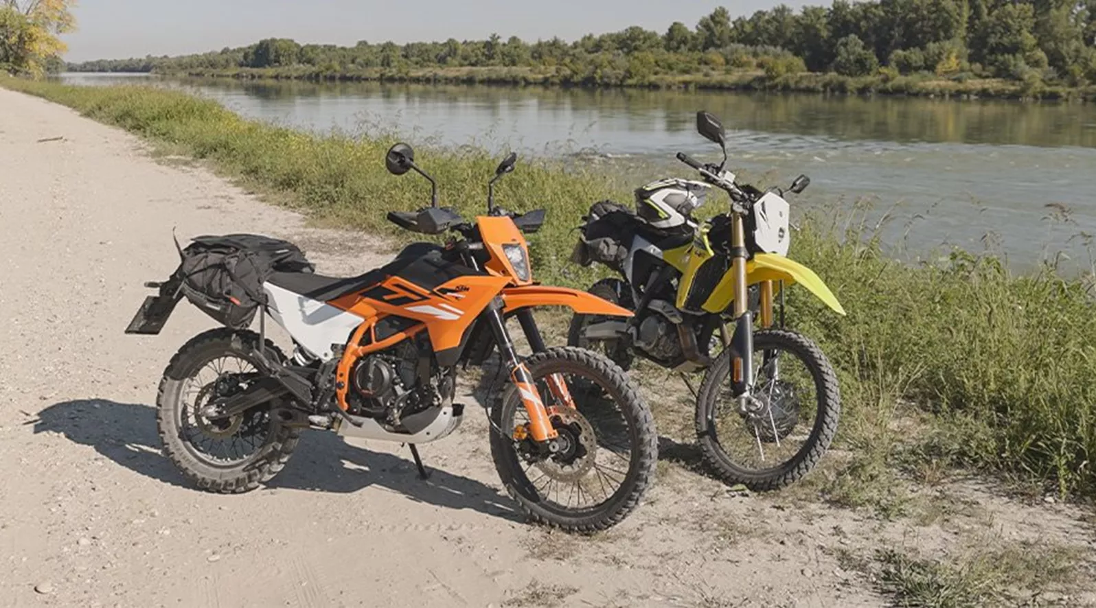 Suzuki en KTM sturen hun Dual-Sport-motoren in 2025 de race in. We hebben de nieuwe Suzuki DR-Z4S en de KTM 390 Enduro R getest op de snelweg, provinciale wegen en offroad. Waar liggen de sterke en zwakke punten, en welke motor past beter bij jouw rijstijl?