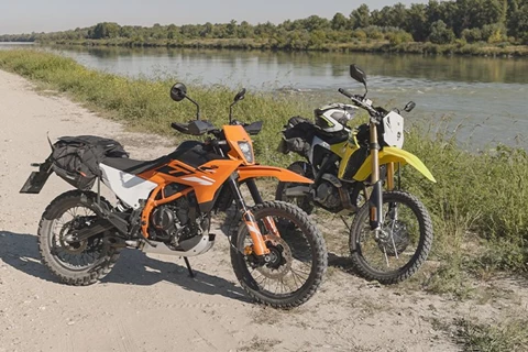 Suzuki DR-Z4S vs. KTM 390 Enduro R 2025 - A2-Enduro Vergleich Suzuki DR-Z4S vs. KTM 390 Enduro R 2025 - A2-Enduro Vergleich