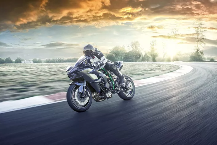 Pro modelový rok 2026 Kawasaki potvrzuje pokračování Ninja H2R. Čistokrevná, nekompromisní, nezměněná – ale stále fascinující. Předobjednávky možné do 31. října.