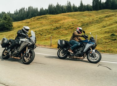 classique vs futuriste - les deux versions en essai