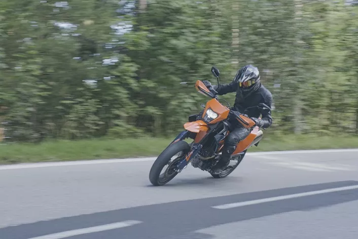Yeni KTM 690 SMC R, 1000PS sürüş raporunda. Dünyanın en güçlü tek silindirli supermotosu nasıl bir sürüş sunuyor?