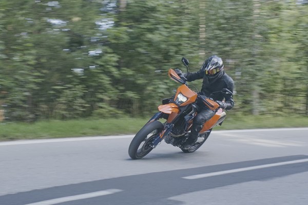 KTM 690 SMC R 2026 im Test – Mattighofen ist zurück
