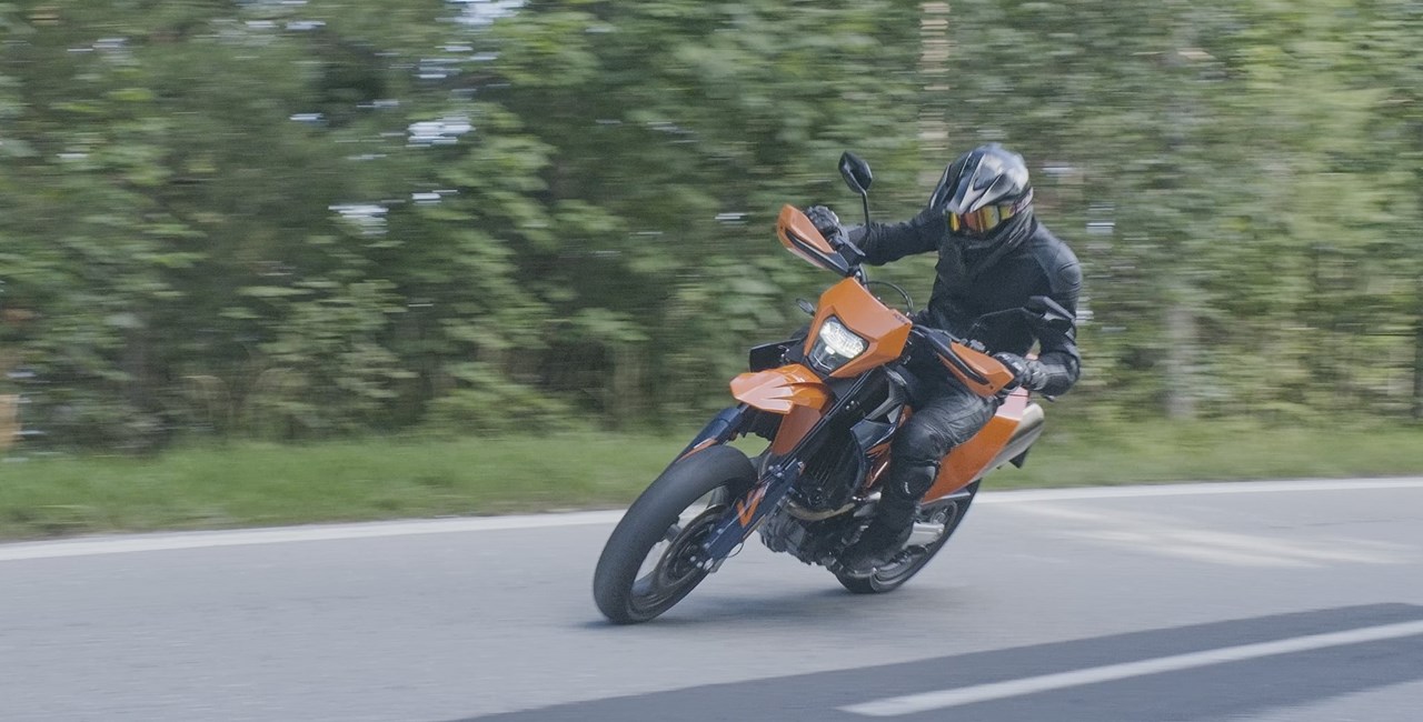 KTM 690 SMC R 2026 im Test – Mattighofen ist zurück