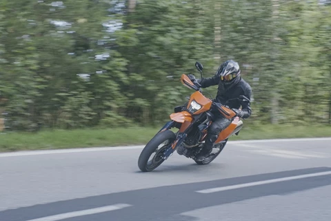 KTM 690 SMC R 2026 im Test – Mattighofen ist zurück KTM 690 SMC R 2026 im Test – Mattighofen ist zurück