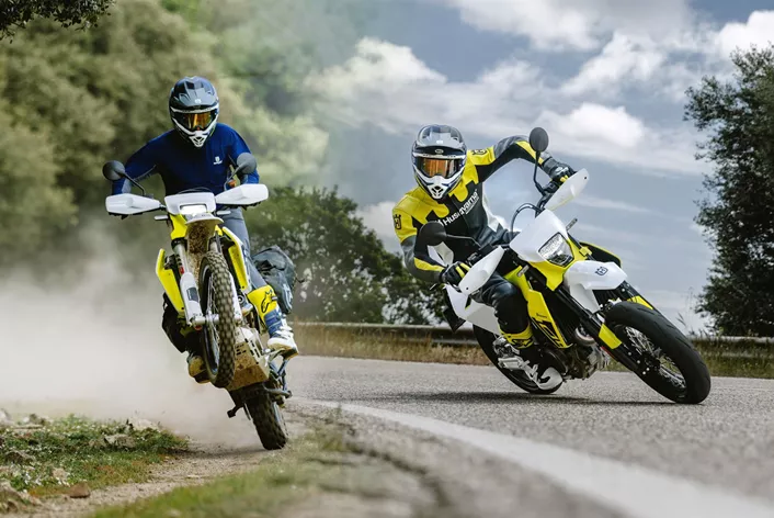 Husqvarna überarbeitet 701 Enduro und 701 Supermoto für 2025. Neue Elektronik, mehr Leistung und ein überarbeitetes Design sollen die beliebten Modelle technisch aufwerten.