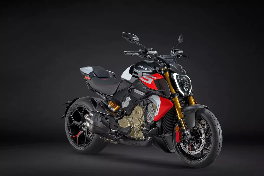 Ducati bringt mit der Diavel V4 RS ein limitiertes Powerbike mit Superbike-Technik. Der Desmosedici V4, Trockenkupplung und Launch Control machen sie laut Werk zur stärksten Serien-Ducati ab Werk.
