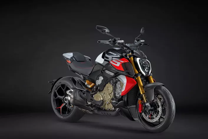 A Ducati a Diavel V4 RS-szel egy korlátozott kiadású Powerbike-ot hoz a piacra Superbike-technológiával. A Desmosedici V4, a szárazkuplung és a Launch Control révén a gyár állítása szerint ez a legerősebb szériagyártású Ducati a gyártól.