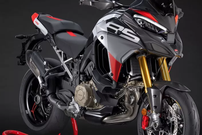 Ducati obdařila Multistradu srdcem V4 nesoucím DNA MotoGP. Nová verze RS spojuje Desmosedici Stradale motor, suchou spojku, Öhlins Smart EC, radar a karbonové prvky – to vše ve standardní výbavě.