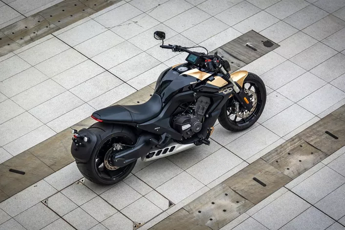 With the LFC 700 PRO, BENDA introduces an upgraded version of its power cruiser to Germany, featuring electronic air suspension, a reinforced frame, and a 300mm rear tire.