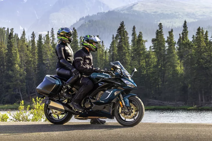 A Kawasaki felfrissíti a Ninja H2 SX és Ninja 1100SX modelleket 2026-ra. Az új színek mellett a frissítés kifinomult technikai újításokkal szolgál a sportos túrázók számára. Most minden újdonság!