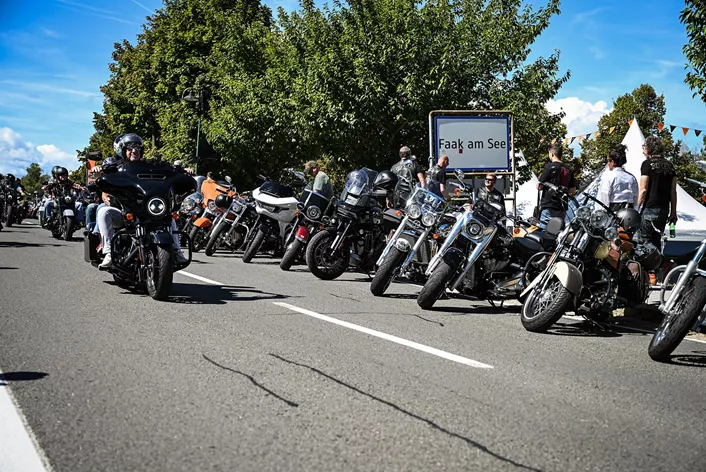 A 2025-ös European Bike Week több mint 100.000 látogatót vonzott Karintiába. A Harley-Davidson új modelleket mutatott be, Villachban egyedi motorok show-ja kápráztatta el a közönséget – és bejelentették a Bagger World Cup-ot is.