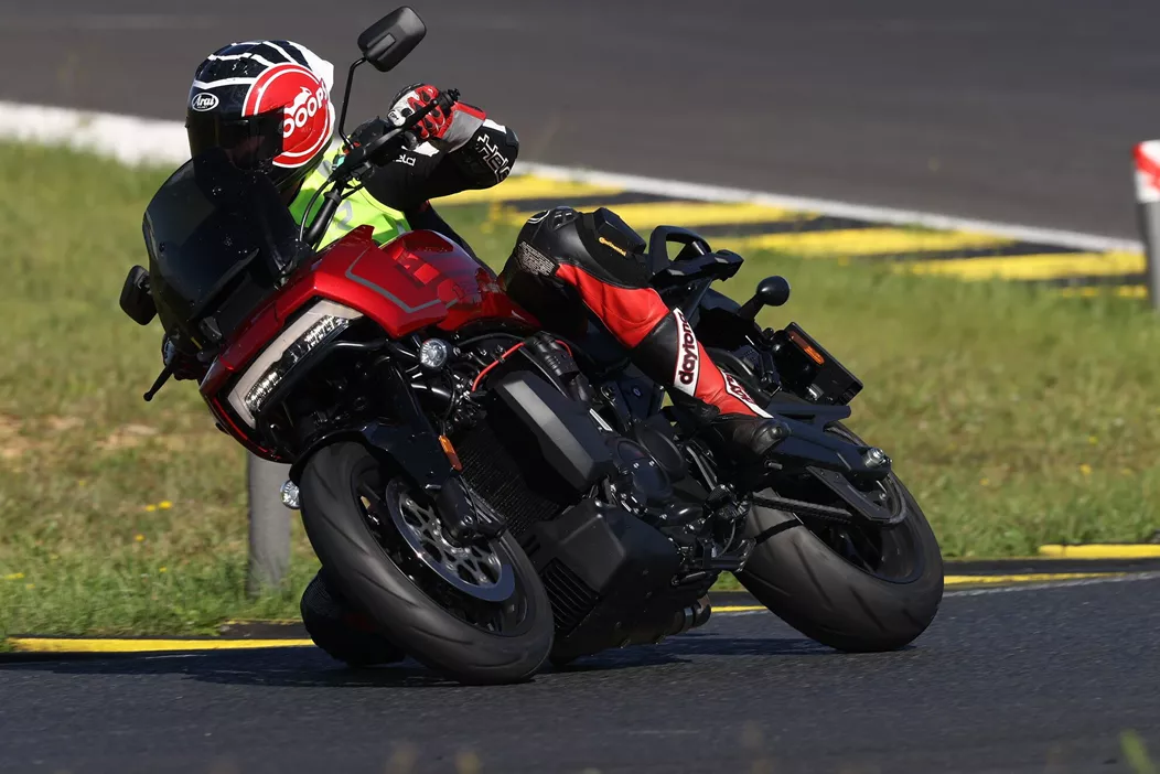 Harley-Davidson bringt mit der Pan America ST 2025 eine straßenorientierte Variante ins Adventure-Segment. Mit 17-Zoll-Rädern, 152 PS und Quickshifter zeigt sie, dass Milwaukee auch Asphalt kann. Wie fährt sie am Pannoniaring?