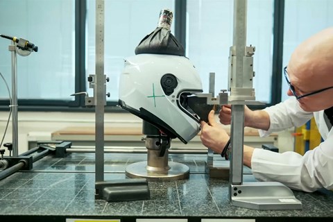 Nolan Helme: So entsteht ein Motorradhelm in Italien