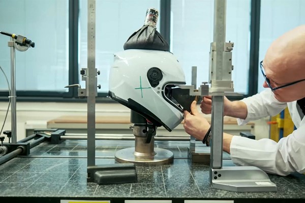 Nolan Helme: So entsteht ein Motorradhelm in Italien