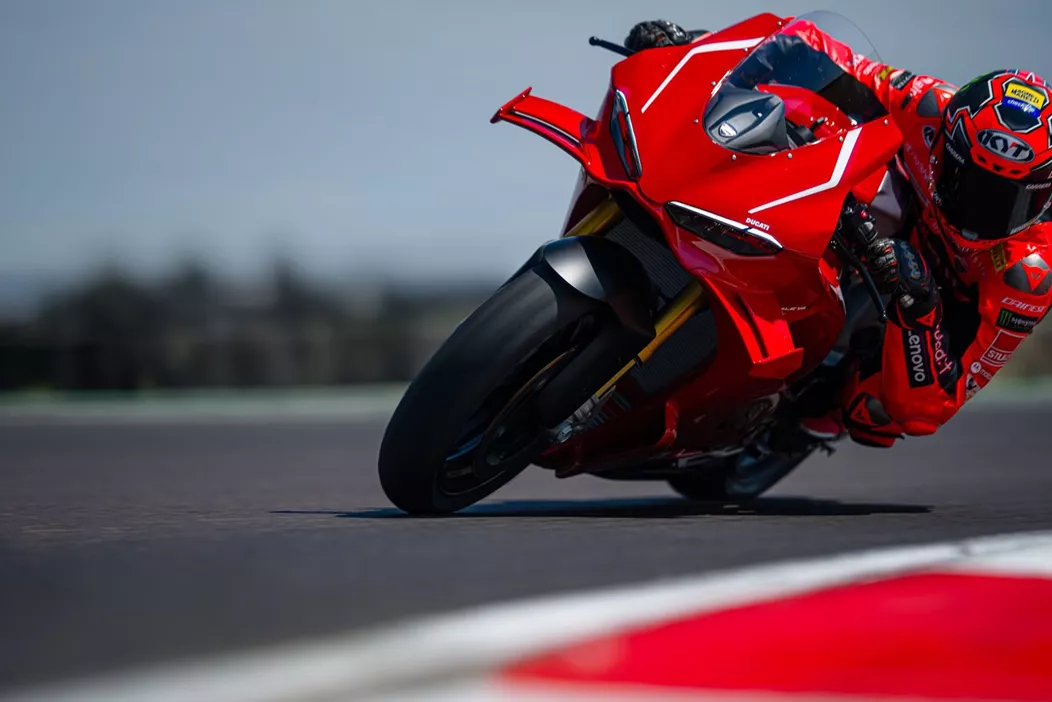 Avec la Ducati Panigale V4 R, Ducati entend établir de nouvelles références. Cette nouvelle génération, développée en parallèle avec la Panigale V4, sert de base technique pour la saison 2026 du championnat du monde.
