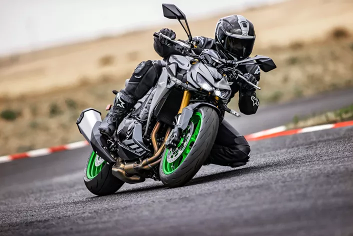 Kawasaki přináší s novými modely Z1100 a Z1100 SE svěží vítr do třídy Power Naked Bike. Nová technologie, větší zdvihový objem a známý Sugomi design definují modelový rok 2026.