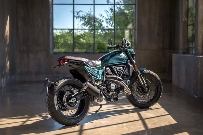A Ducati új színnel ruházza fel a Scrambler Nightshiftet. Az új Smaragdzöld fényezés a 70-es évek motorsport ikonjait hivatott idézni, és kiemeli a klasszikus Café Racer megjelenést.