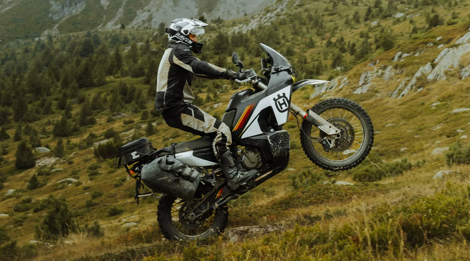 Two weeks in the Balkans, 80 to 90 percent offroad, temperatures over 35 degrees, and countless spills – these were the conditions under which we tested Enduristan's new motorcycle luggage. At the heart of our kit were the Blizzard 2.35 Softbags with Sidekicks, complemented by the Pannier Topper, Tailpack, Handlebar Bag, and Hurricane Backpack. Our mission was clear: do these bags live up to Enduristan's promises when the going gets tough? The verdict: efficient, robust, and professional. This luggage system allows adventure riders to hit the road fully loaded without the bike feeling cumbersome. Perfect for those who seek the extreme.