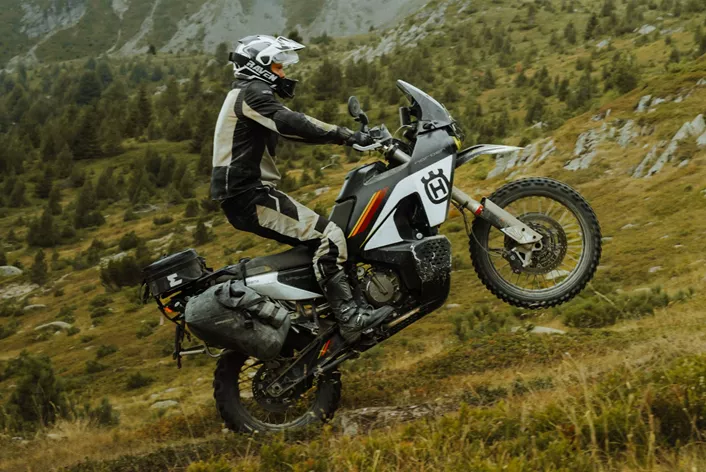 Two weeks in the Balkans, 80 to 90 percent offroad, temperatures over 35 degrees, and countless spills – these were the conditions under which we tested Enduristan's new motorcycle luggage. At the heart of our kit were the Blizzard 2.35 Softbags with Sidekicks, complemented by the Pannier Topper, Tailpack, Handlebar Bag, and Hurricane Backpack. Our mission was clear: do these bags live up to Enduristan's promises when the going gets tough? The verdict: efficient, robust, and professional. This luggage system allows adventure riders to hit the road fully loaded without the bike feeling cumbersome. Perfect for those who seek the extreme.