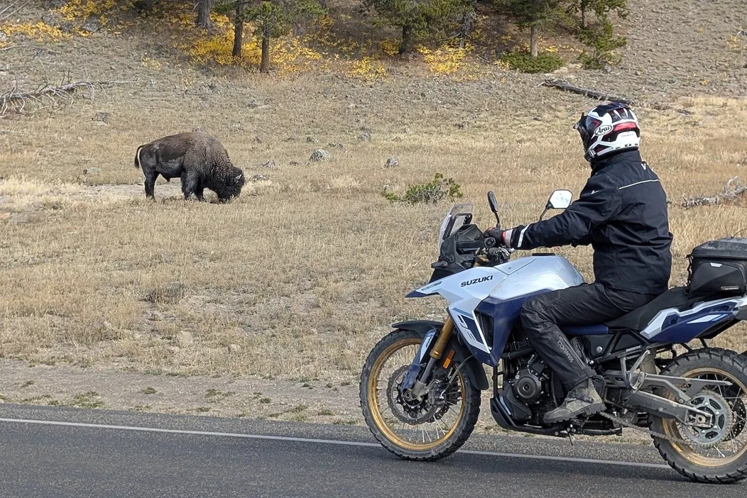 O destino está definido! Mergulhe na grandiosa natureza da América do Norte no Parque Nacional de Yellowstone. Na sela da V-Strom 800DE. O caminho até lá é uma aventura incrível. 2.700 km! Em grande parte fora de estrada!