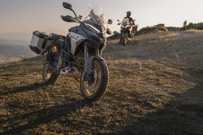 Z Multistrado V4 Rally 2026 Ducati predstavlja tehnično posodobitev za pustolovce. Več udobja, nova logika vzmetenja, dodatne varnostne funkcije in pametna elektronika bodo dolge ture naredili še prijetnejše - ne glede na to, ali gre za asfalt, makadam ali neskončne avtoceste.