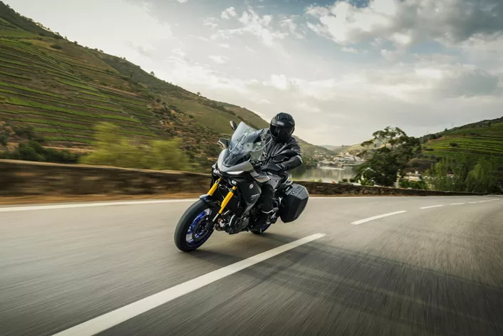 A Yamaha aprimora suas motos de turismo de média cilindrada com a nova transmissão Y-AMT. Para a Tracer 7 e Tracer 7 GT, isso se traduz em mais conforto e menos trocas de marcha. Especialmente a última agora vem com um pacote de equipamentos considerável.