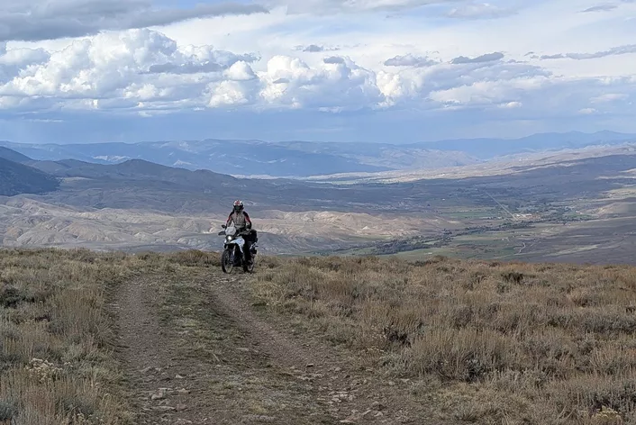 Nel settembre del 2025, abbiamo intrapreso un viaggio con le nostre Suzuki V-Strom 800 DE che per noi motociclisti è stato più di un semplice tour attraverso paesaggi mozzafiato. È stato un viaggio nel cuore della storia del Far West. Abbiamo percorso strade e passi che oltre 200 anni fa erano solcati da esploratori, avventurieri e diligenze. L'asfalto e lo sterrato si intrecciavano con storie di coraggio, sacrifici, spirito pionieristico e perseveranza. Con ogni chilometro, diventava chiaro: la nostra tecnologia moderna rende l'avventura più confortevole, ma lo spirito, la spinta in avanti, il desiderio di scoperta, sono senza tempo.