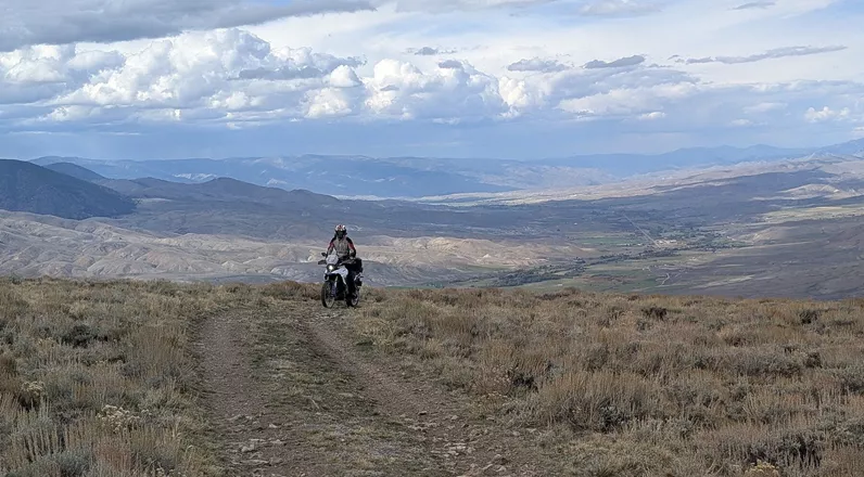In september 2025 begonnen we met onze Suzuki V-Strom 800 DE aan een reis die voor ons motorrijders meer was dan alleen een tocht door adembenemende landschappen. Het was een rit midden in de geschiedenis van het Wilde Westen. We reden over wegen en passen waar meer dan 200 jaar geleden ontdekkingsreizigers, avonturiers en postkoetsen hun sporen achterlieten. Asfalt en gravel smolten samen met verhalen van moed, ontberingen, pioniersgeest en doorzettingsvermogen. Met elke kilometer werd het duidelijker: Onze moderne techniek maakt het avontuur comfortabeler – maar de spirit, de drang om vooruit te gaan, de lust om te ontdekken, dat is tijdloos.