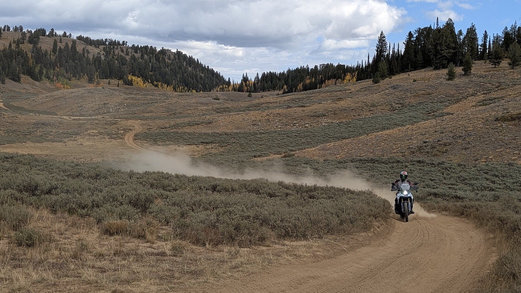 2.700 Kilometer durch den amerikanischen Westen. Extreme Temperaturschwankungen. Höhenlagen bis 2.700 Meter. Endlose Schotterpisten. Und am Ende: Kein einziger Defekt. Was steckt hinter der legendären Zuverlässigkeit japanischer Motorräder?