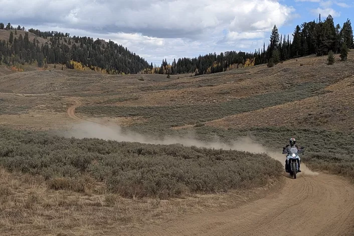 2.700 kilometer door het Amerikaanse Westen. Extreme temperatuurschommelingen. Hoogtes tot 2.700 meter. Eindeloze gravelwegen. En aan het eind: Geen enkel defect. Wat schuilt er achter de legendarische betrouwbaarheid van Japanse motorfietsen?