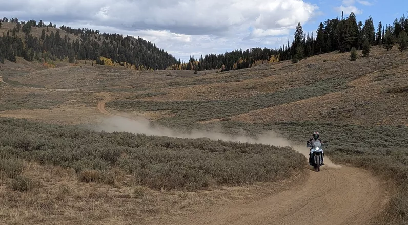 2.700 Kilometer durch den amerikanischen Westen. Extreme Temperaturschwankungen. Höhenlagen bis 2.700 Meter. Endlose Schotterpisten. Und am Ende: Kein einziger Defekt. Was steckt hinter der legendären Zuverlässigkeit japanischer Motorräder?