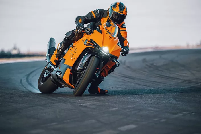 KTM, 2025'te yollara yeni bir süperspor motosiklet olan KTM 990 RC R'yi getiriyor. Bu yenilikçi model, MotoGP deneyimine dayanıyor ve spor tutkunlarına hitap ediyor.