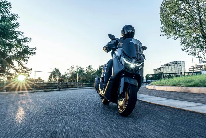 Com YECVT, modos de condução e navegação, o Yamaha NMAX 155 Tech MAX 2026 quer aproximar scooters e motos. O que ele oferece é revelado na nova versão MAX com equipamento premium.
