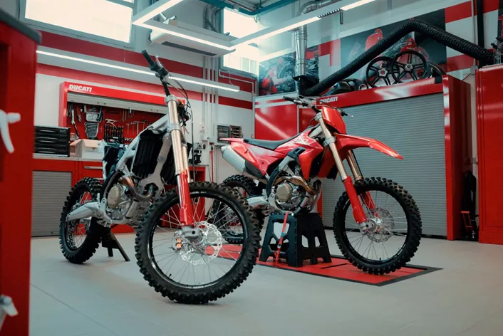 A Ducati beszáll az offroad világába egy teljesen új modellcsaláddal. A már megjelent Desmo 450 MX-től a közelgő 250-esig, az utcai enduróig és a szupermotoig. Borgo Panigaléban jártunk és az ottani mérnökökkel beszélgettünk a technológiáról, a szenvedélyről és az újrakezdés bátorságáról.
