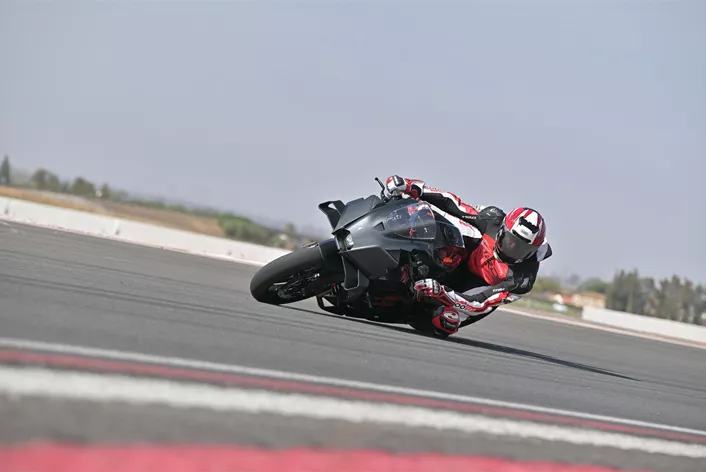 KTM 990 RC R, yarış DNA'sını yollara taşıyor. 130 beygir gücü, en yeni elektronik sistemler ve etkileyici stabilitesi ile tavizsiz performansı günlük kullanımla birleştiriyor. Bu süpersport motosikleti hem yolda hem de pistte test ettik.