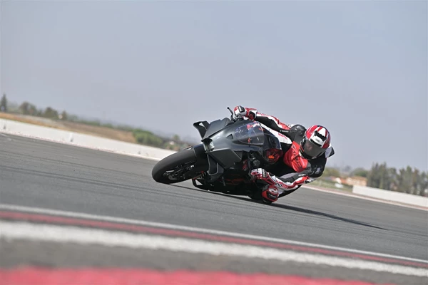 KTM 990 RC R Test: Neuer Supersportler mit Straßenzulassung KTM 990 RC R Test: Neuer Supersportler mit Straßenzulassung