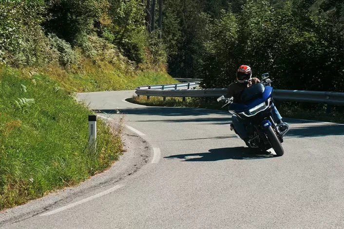No Rally dos Bálcãs 2025, nosso ajuste especial, a Harley-Davidson CVO, não poderia faltar. Uma viagem repleta de curvas, conforto e potência sonora.
