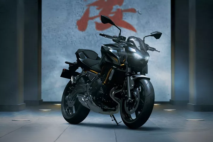 With the Z650 S 2026, Kawasaki sharpens the profile of its mid-range Z: new seat, revamped ergonomics, aggressive look, and modern LED design. The familiar twin stays onboard.