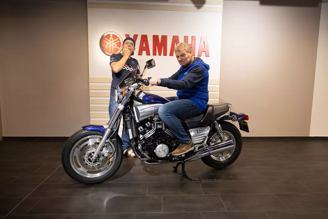 V srdci Sursee otevírá Hostettler Yamaha Švýcarsko své brány a představuje poklady, které se za desetiletí nashromáždily: opravdové diamanty ze 70 let motocyklové historie. Mezi tmavě červenou YA 1 z roku 1955, hrdiny Dakar XT 500 a legendární R1 provází Vincent Mentha sbírkou, která dýchá duchem Yamahy. Od prvních vítězství na Mount Fuji až po nadcházející V4 se ukazuje jasná formule: Kopíruj, Zlepši, Závodi, Prodej. Již 70 let je Yamaha synonymem pro emoce, spolehlivost a závodění jako identitu. Cesta sedmi desetiletími vášně a pohled do budoucnosti.