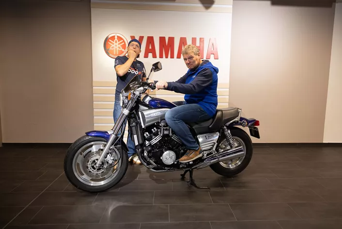 In the heart of Sursee, Hostettler Yamaha Switzerland opens its doors to unveil treasures accumulated over decades: true gems from 70 years of motorcycle history. From the deep red YA 1 of 1955 to the XT 500 Dakar heroes and the legendary R1, Vincent Mentha guides you through a collection that breathes Yamaha's spirit. From the early victories at Mount Fuji to the forthcoming V4, a clear formula emerges: Copy, Improve, Race, Sell. For 70 years, Yamaha has stood for emotion, reliability, and racing as its identity. Take a journey through seven decades of passion and a glimpse into the future.